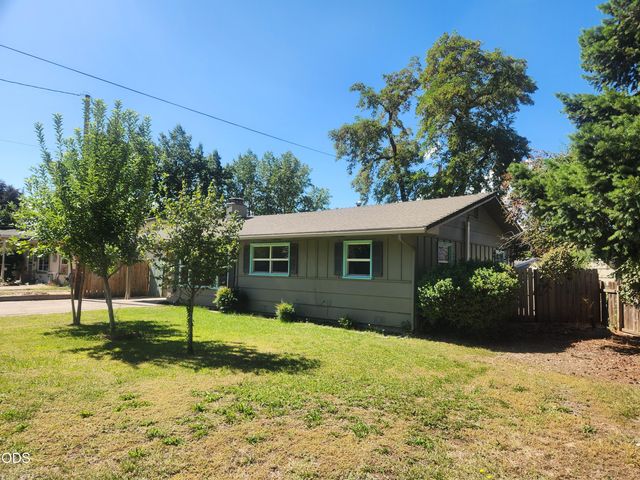 610 S 4th Street, Central Point, OR 97502
