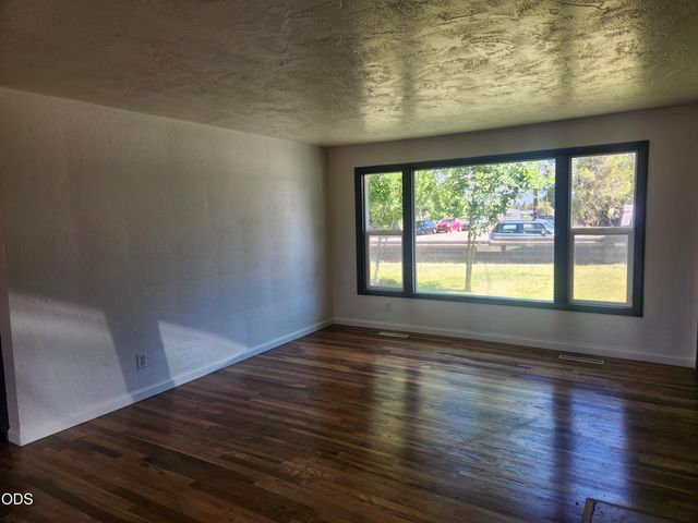 610 S 4th Street, Central Point, OR 97502