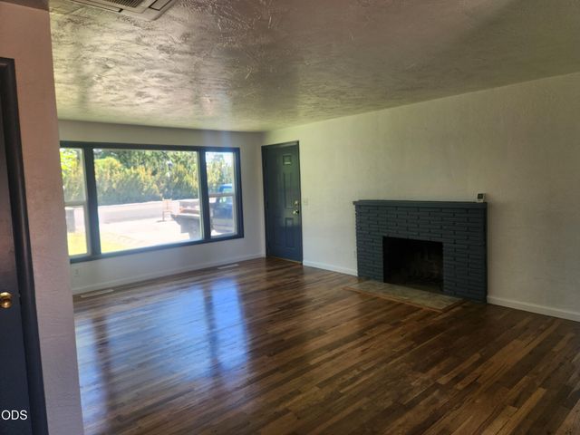610 S 4th Street, Central Point, OR 97502