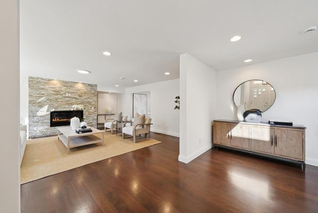 900 Highlands Circle, Los Altos, CA 94024