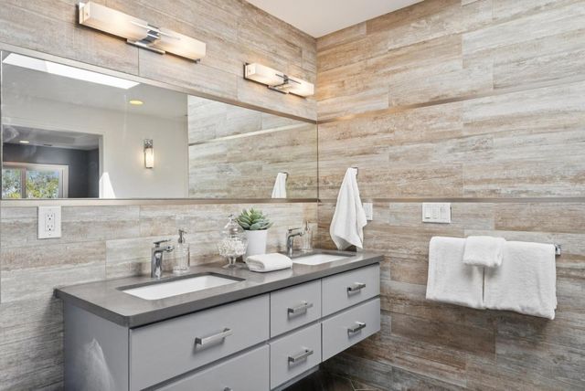 900 Highlands Circle, Los Altos, CA 94024