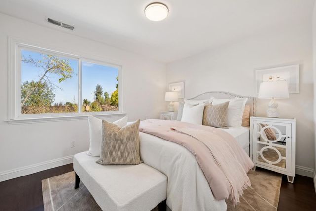 900 Highlands Circle, Los Altos, CA 94024