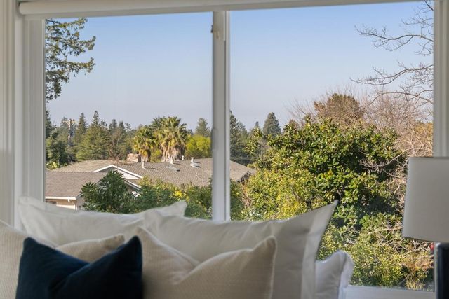 900 Highlands Circle, Los Altos, CA 94024