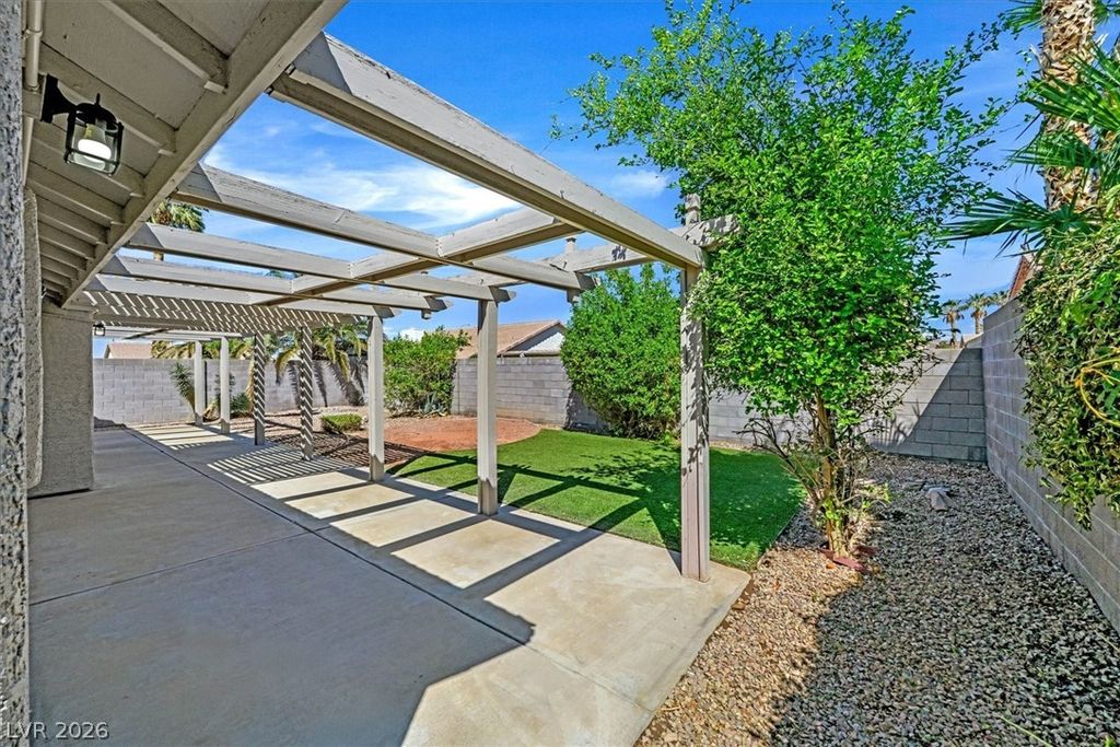 Image 25 of property listing at 460 Como Court, Henderson, NV 89015