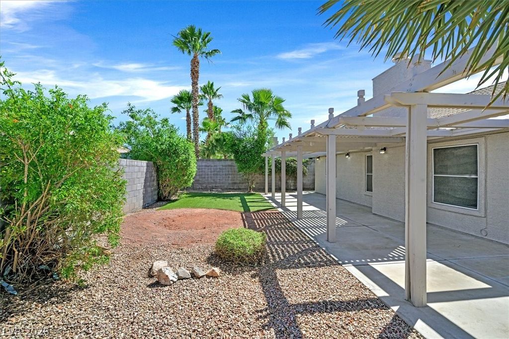 Image 27 of property listing at 460 Como Court, Henderson, NV 89015