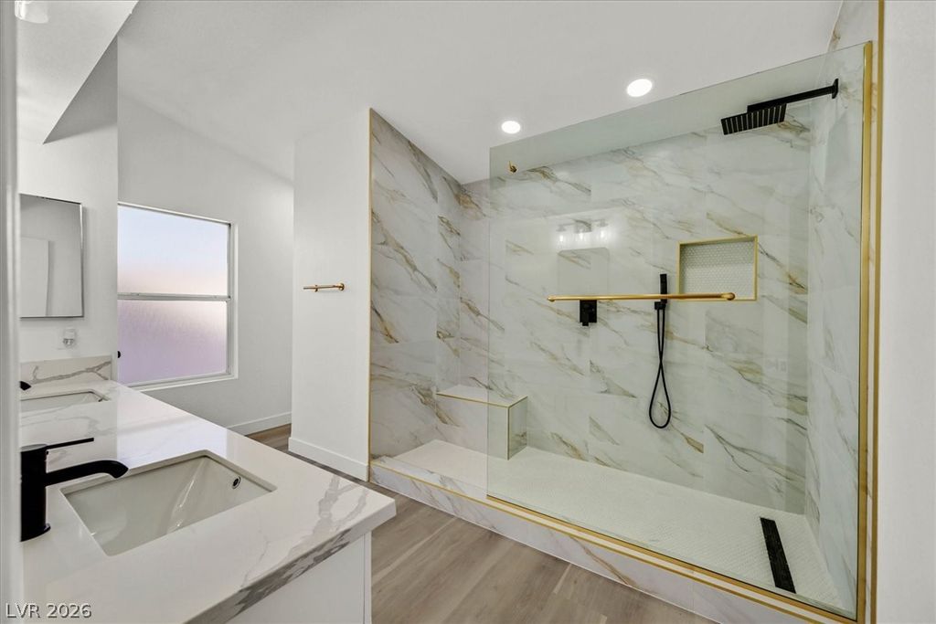 Image 4 of property listing at 460 Como Court, Henderson, NV 89015