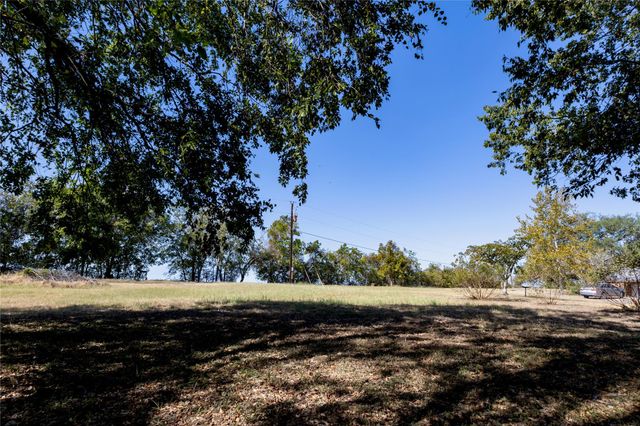 314 Red Bird LN, Kingsbury, TX 78638