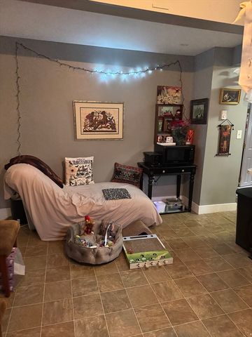 89 Mammoth Rd, Lowell, MA 01854