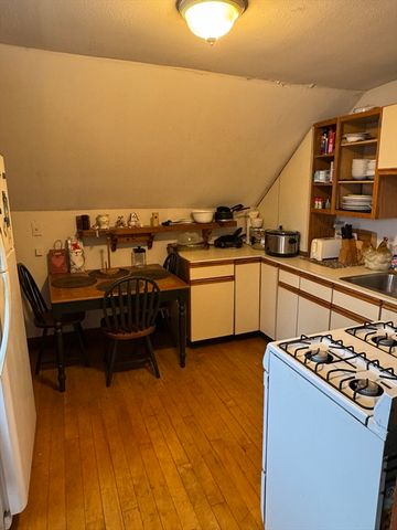 89 Mammoth Rd, Lowell, MA 01854