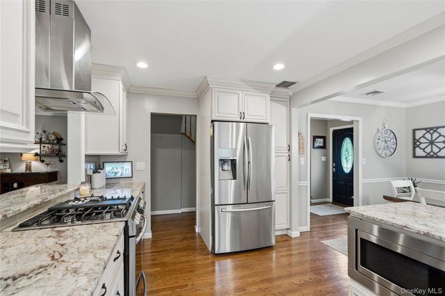 29 Hy Place, Lake Grove, NY 11755