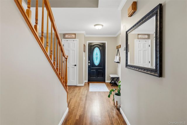 29 Hy Place, Lake Grove, NY 11755