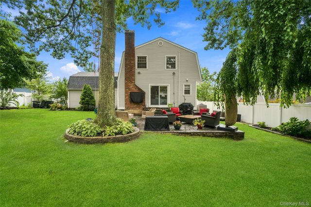 29 Hy Place, Lake Grove, NY 11755