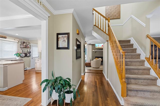 29 Hy Place, Lake Grove, NY 11755