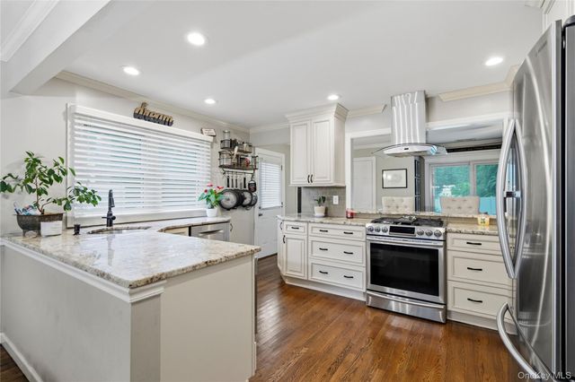 29 Hy Place, Lake Grove, NY 11755