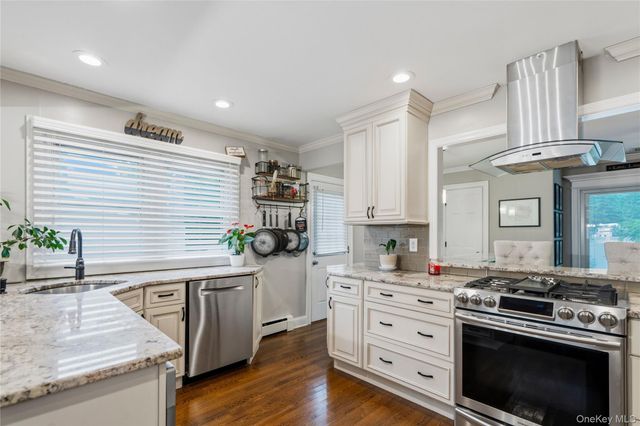 29 Hy Place, Lake Grove, NY 11755