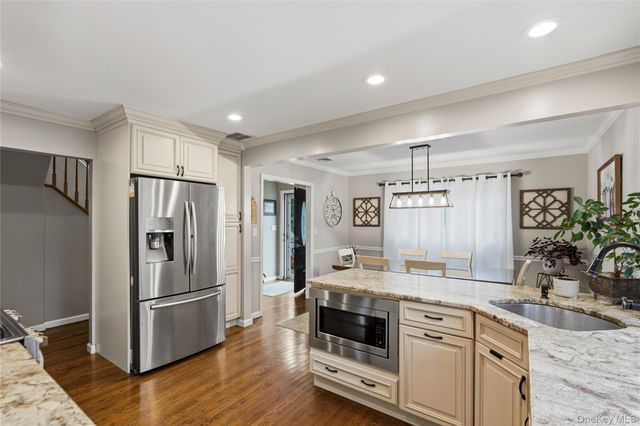 29 Hy Place, Lake Grove, NY 11755