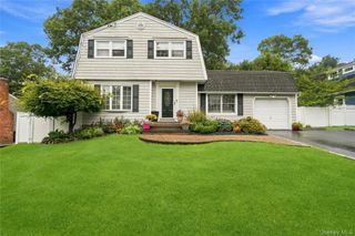 29 Hy Place, Lake Grove, NY 11755