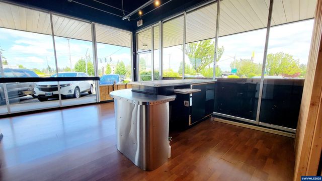 1677 Hawthorne Av NE, Salem, OR 97301