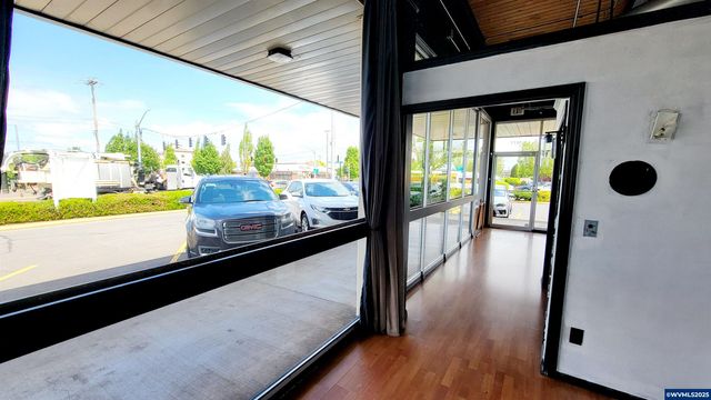 1677 Hawthorne Av NE, Salem, OR 97301