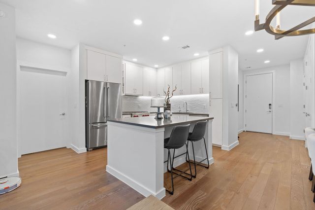 900 S 1st ST 204, Austin, TX 78704