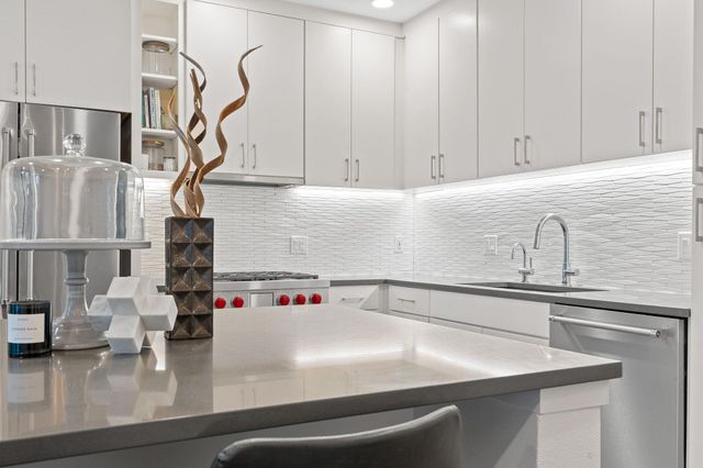 900 S 1st ST 204, Austin, TX 78704