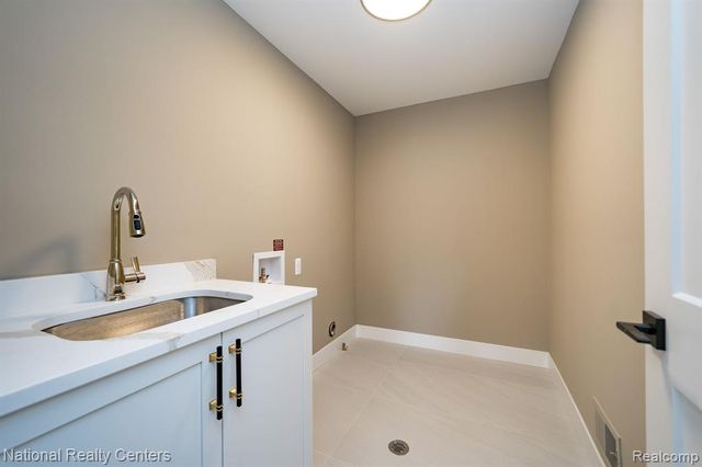 2828 S Livernois Road, Rochester Hills, MI 48307