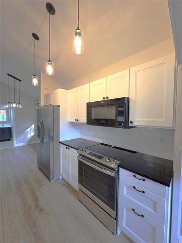 7122 Wood Hollow DR 22, Austin, TX 78731