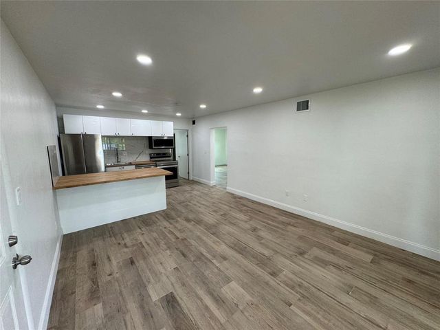 2200 NE 173RD Street 4, North Miami Beach, FL 33160