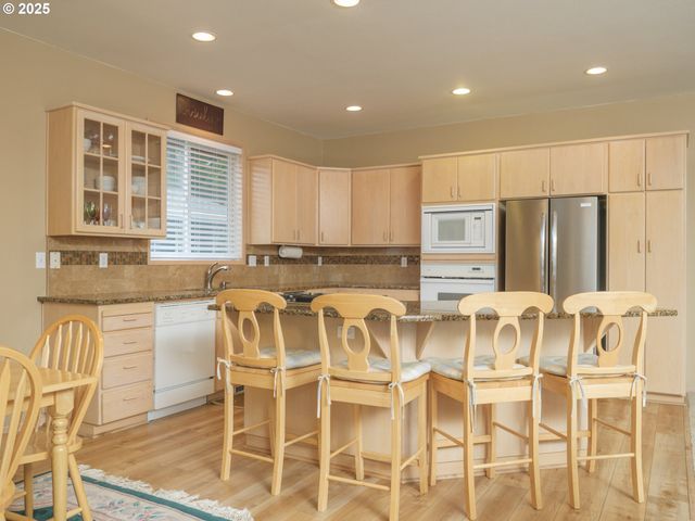 663 S HEMLOCK St, Cannon Beach, OR 97110