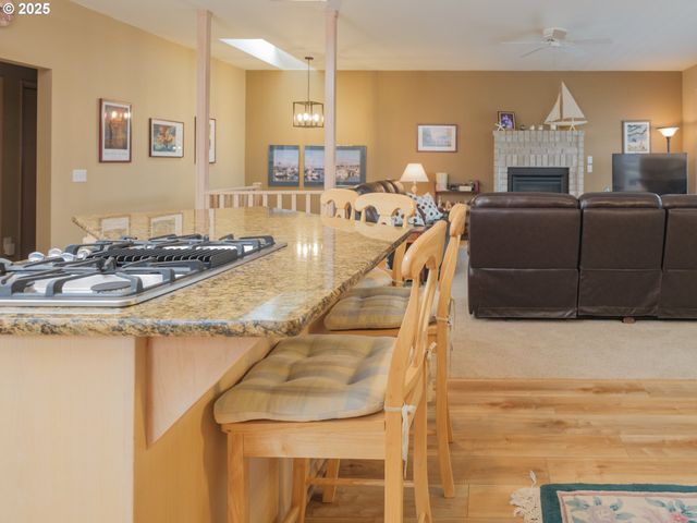 663 S HEMLOCK St, Cannon Beach, OR 97110