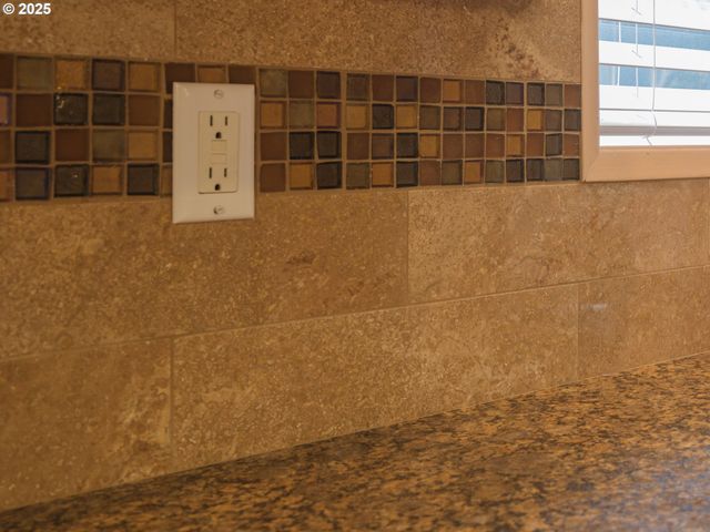 663 S HEMLOCK St, Cannon Beach, OR 97110