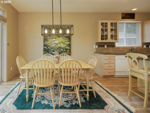 663 S HEMLOCK St, Cannon Beach, OR 97110