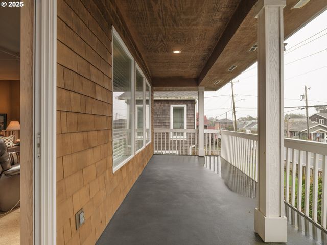 663 S HEMLOCK St, Cannon Beach, OR 97110