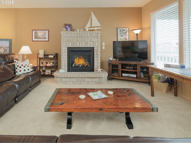 663 S HEMLOCK St, Cannon Beach, OR 97110