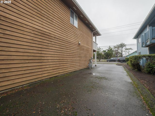 663 S HEMLOCK St, Cannon Beach, OR 97110