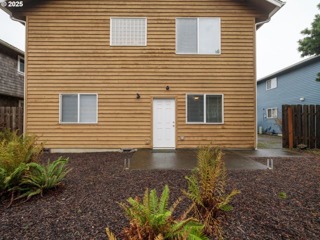 663 S HEMLOCK St, Cannon Beach, OR 97110