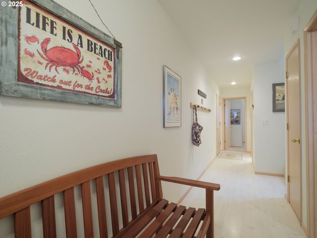 663 S HEMLOCK St, Cannon Beach, OR 97110