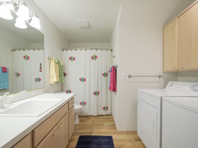 663 S HEMLOCK St, Cannon Beach, OR 97110