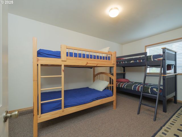 663 S HEMLOCK St, Cannon Beach, OR 97110