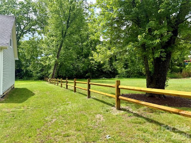 111 Robin Street, Hendersonville, NC 28739