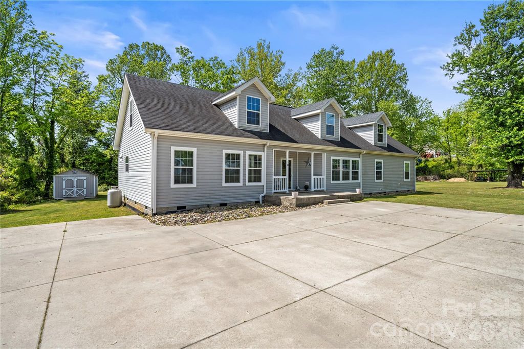 111 Robin Street, Hendersonville, NC 28739