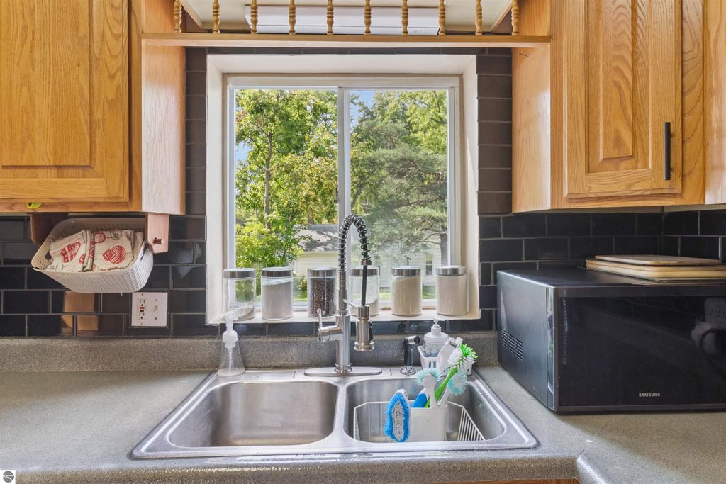 Image 11 of property listing at 522 E Saginaw Street, St Louis, MI 48880