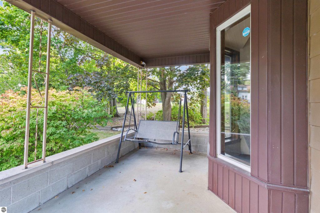Image 2 of property listing at 522 E Saginaw Street, St Louis, MI 48880