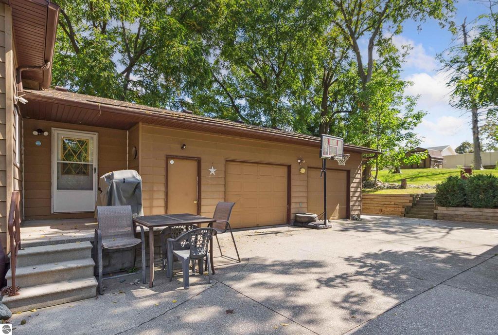Image 27 of property listing at 522 E Saginaw Street, St Louis, MI 48880