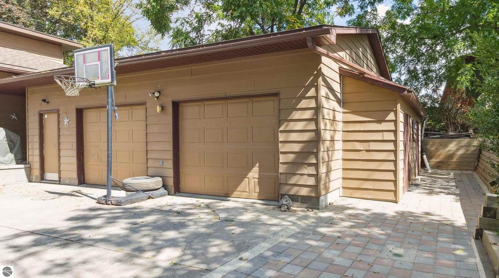 Image 28 of property listing at 522 E Saginaw Street, St Louis, MI 48880