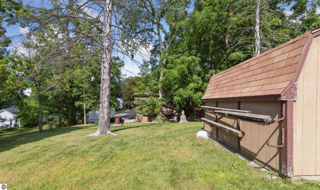 Image 31 of property listing at 522 E Saginaw Street, St Louis, MI 48880