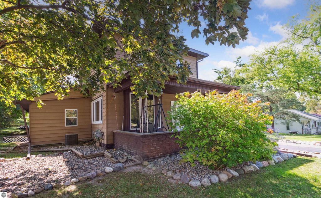 Image 32 of property listing at 522 E Saginaw Street, St Louis, MI 48880