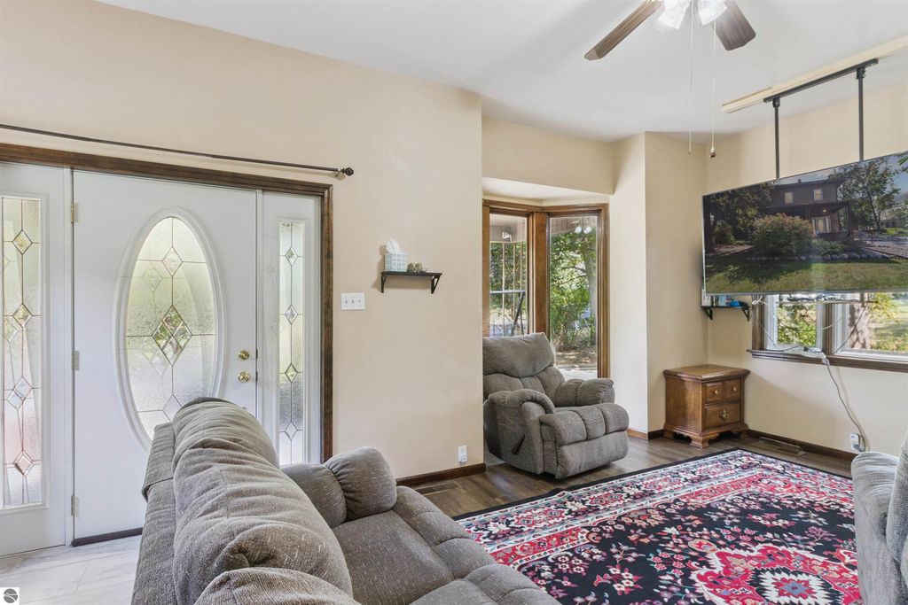 Image 5 of property listing at 522 E Saginaw Street, St Louis, MI 48880