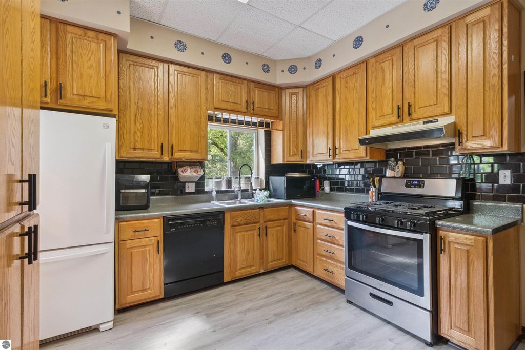 Image 9 of property listing at 522 E Saginaw Street, St Louis, MI 48880