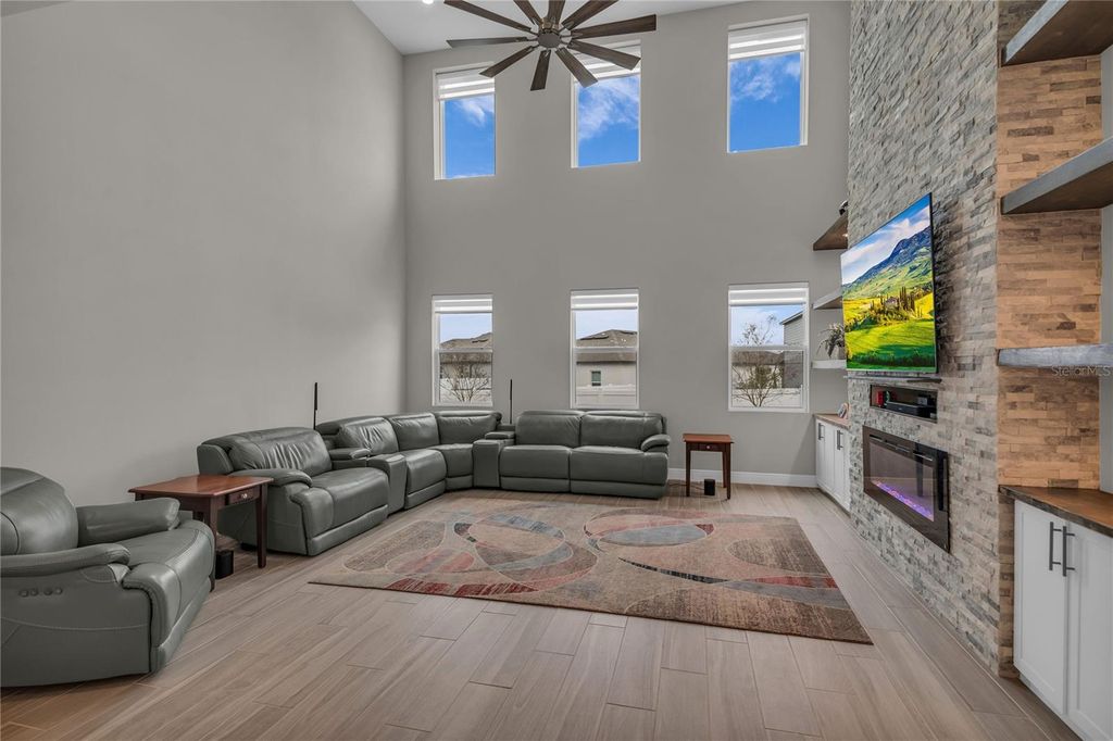 Image 11 of property listing at 2081 DERWENT DRIVE, Davenport, FL 33896